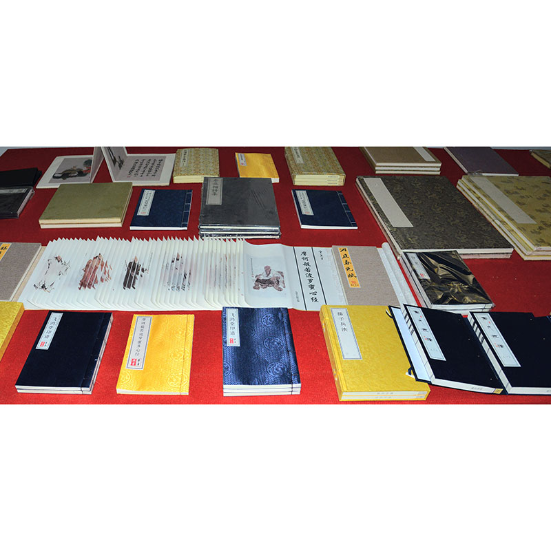 线装书和龙鳞卷 线装书和龙鳞卷